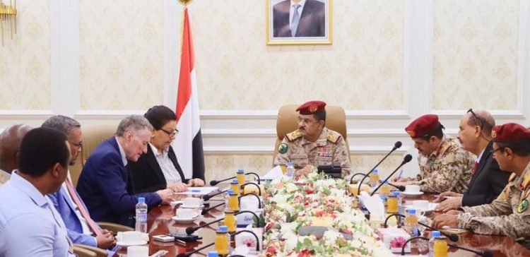 Defense Minister meets UNMHA head in Aden